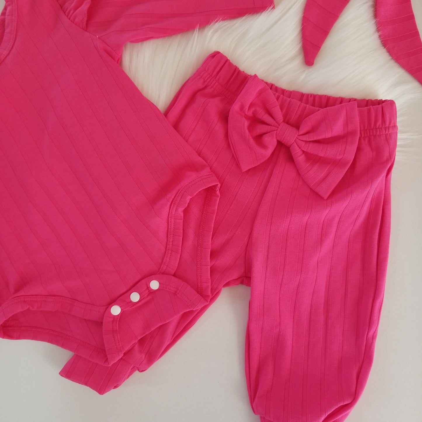 Body y pantalón con lazo delantero (incluye cinta)
