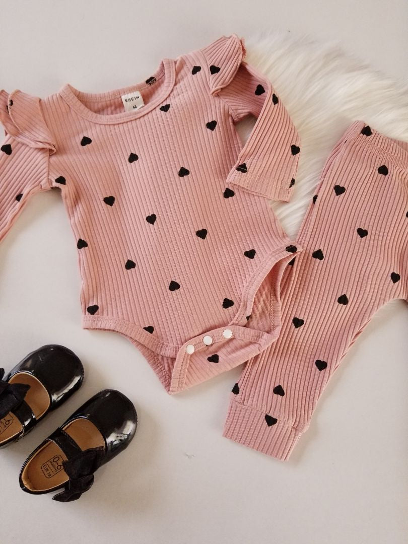 Conjunto estampado de corazones