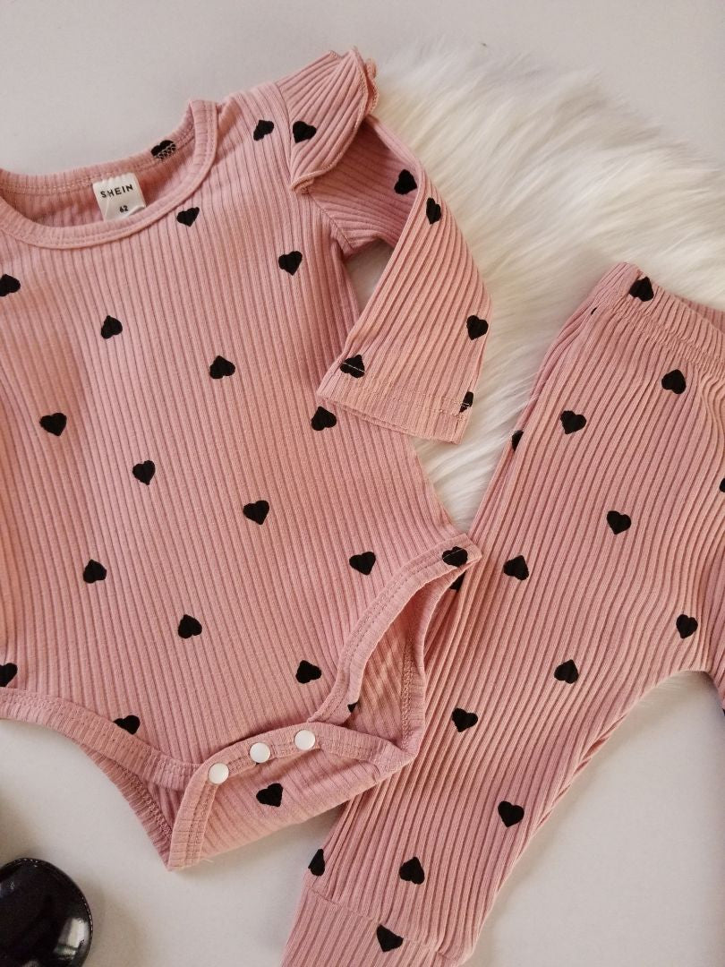 Conjunto estampado de corazones