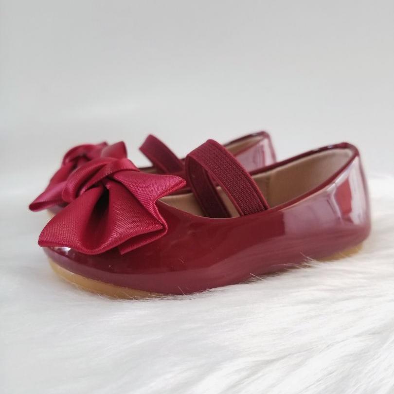 Zapatos de charol con lazo