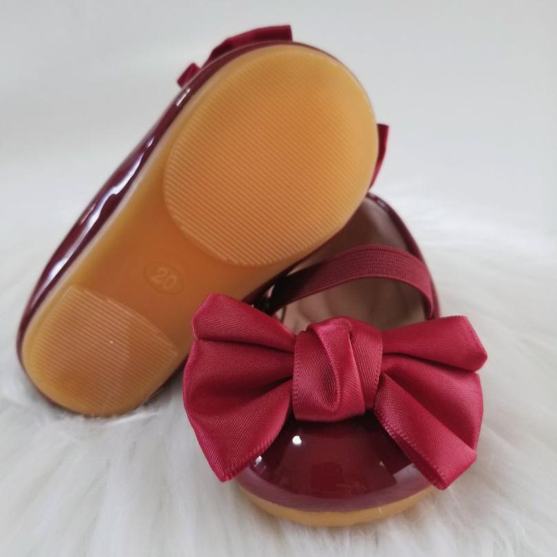 Zapatos de charol con lazo