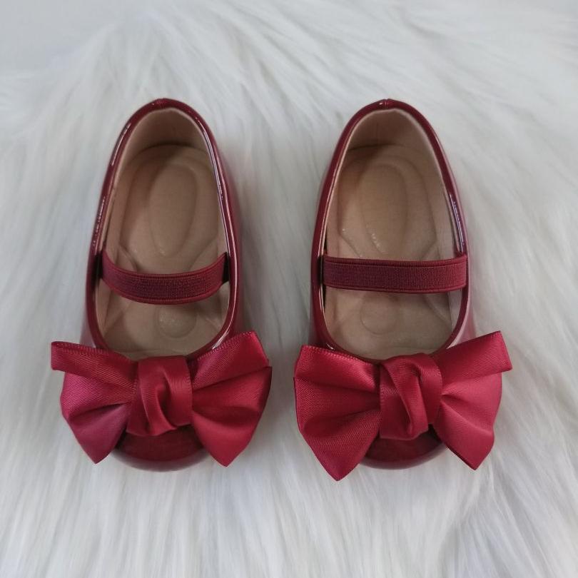 Zapatos de charol con lazo