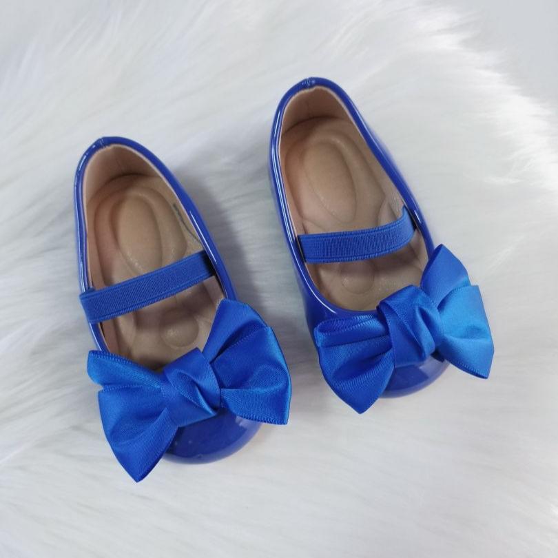 Zapatos de charol con lazo