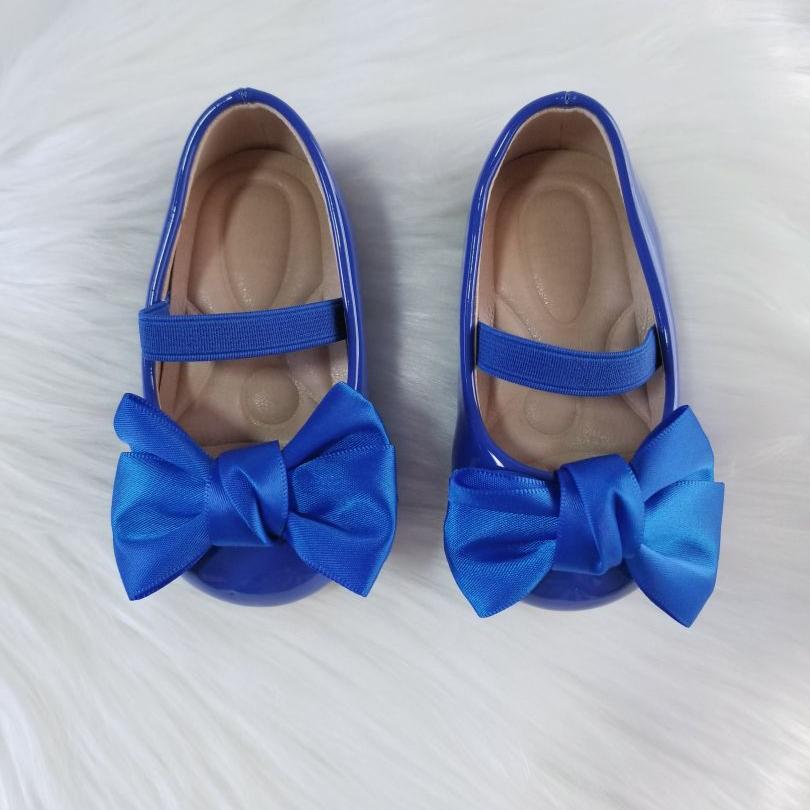 Zapatos de charol con lazo