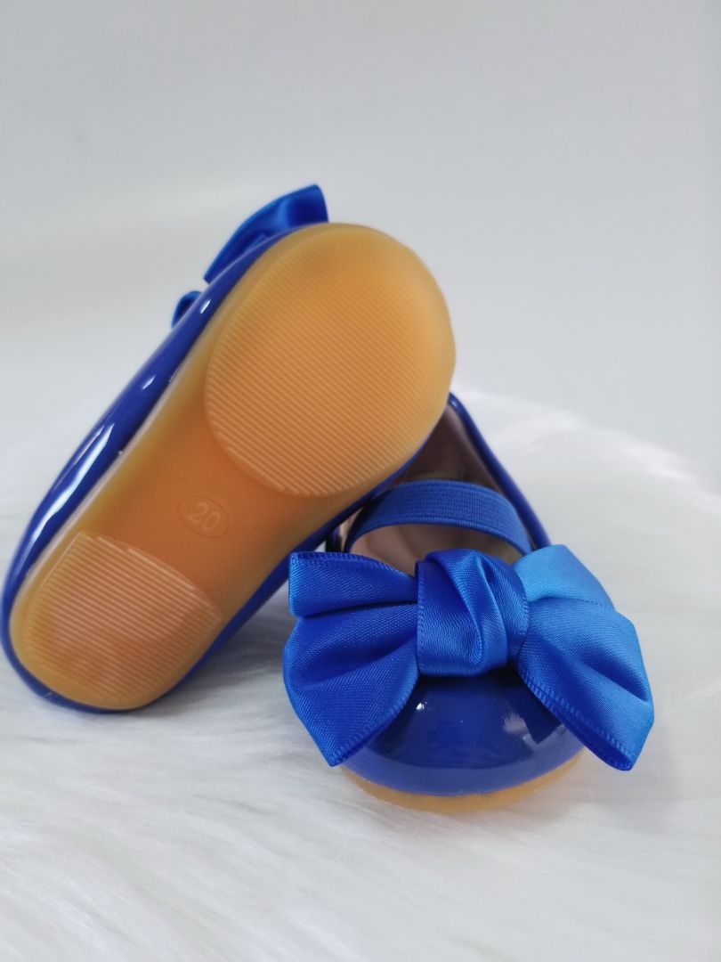 Zapatos de charol con lazo