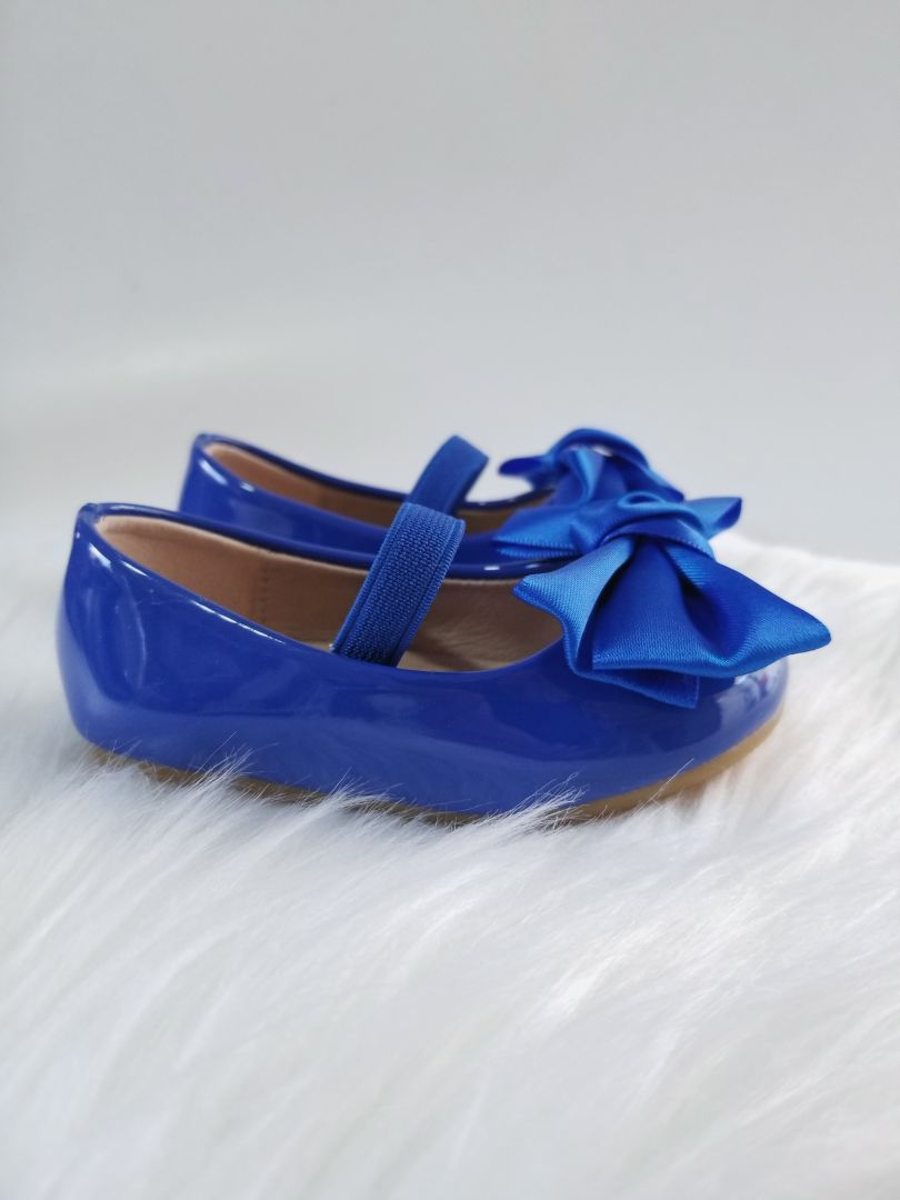 Zapatos de charol con lazo