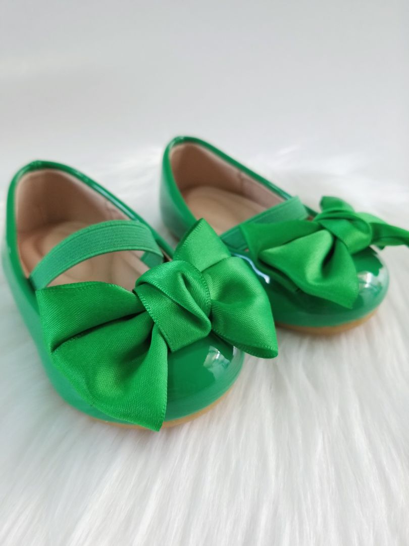 Zapatos de charol con lazo