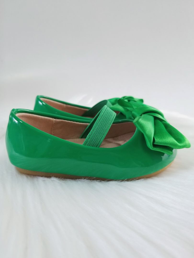 Zapatos de charol con lazo