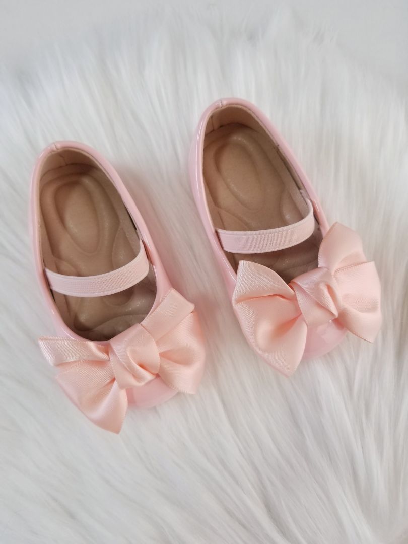 Zapatos de charol con lazo