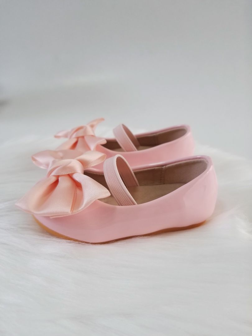 Zapatos de charol con lazo