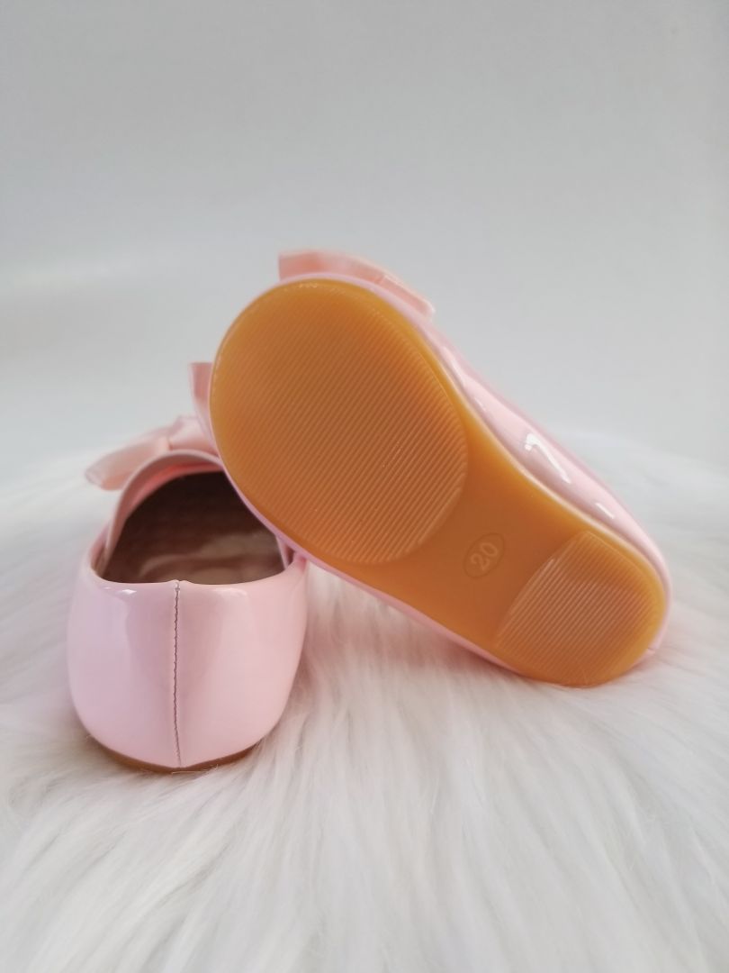 Zapatos de charol con lazo