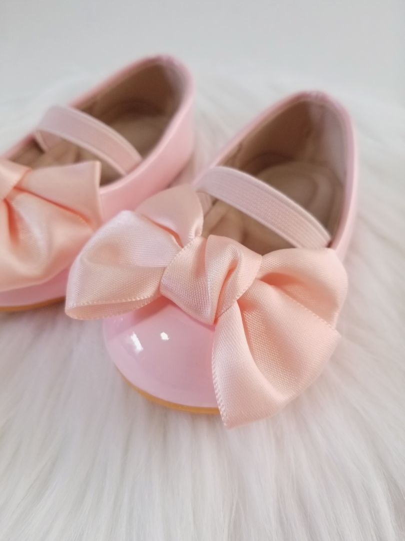 Zapatos de charol con lazo