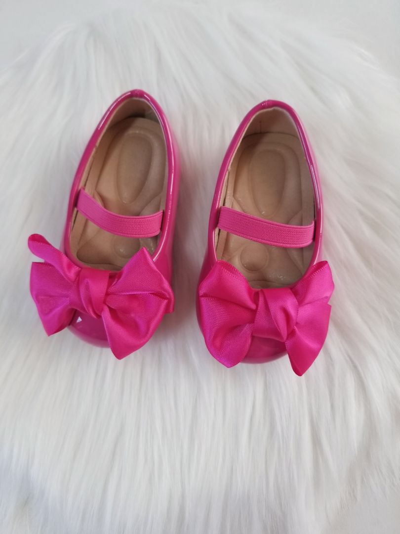Zapatos de charol con lazo