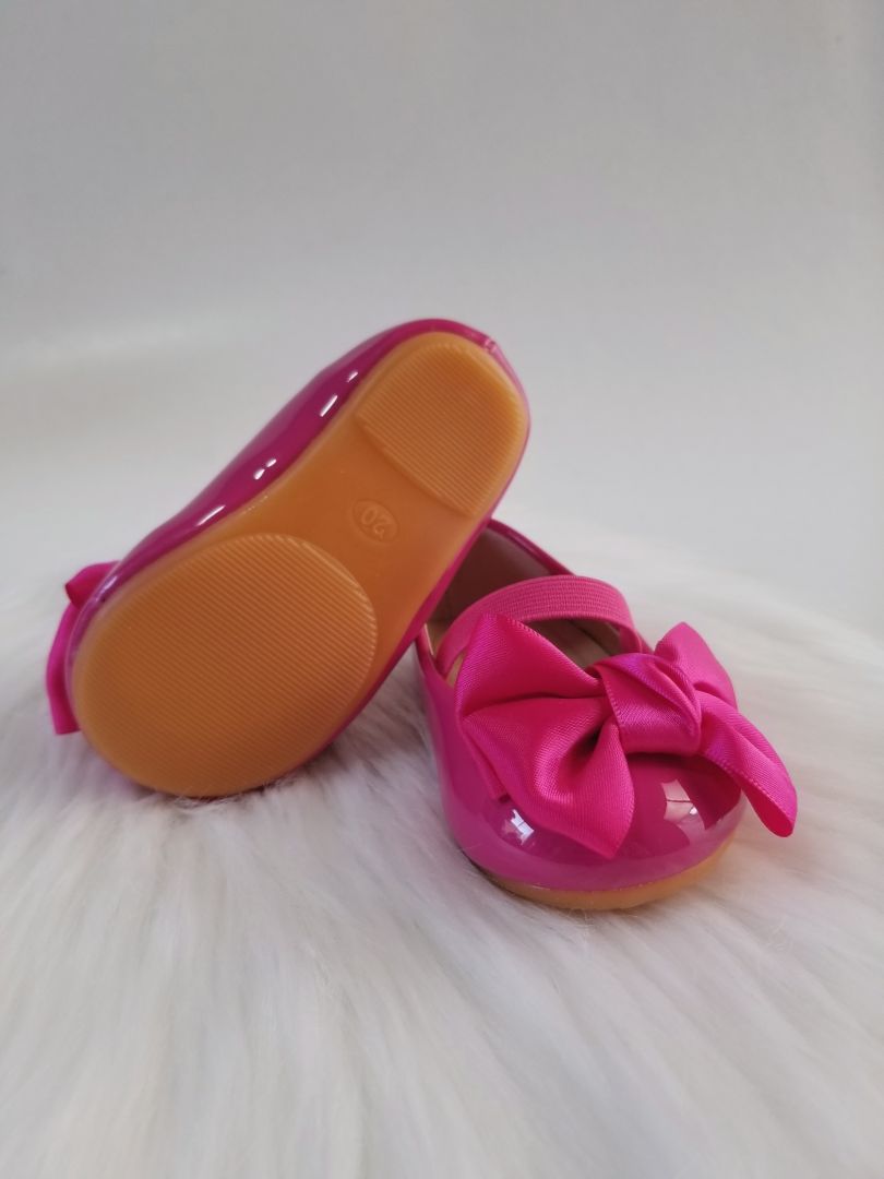 Zapatos de charol con lazo