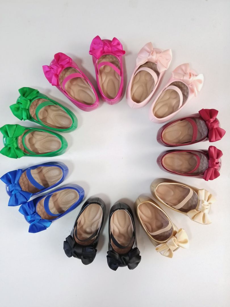 Zapatos de charol con lazo