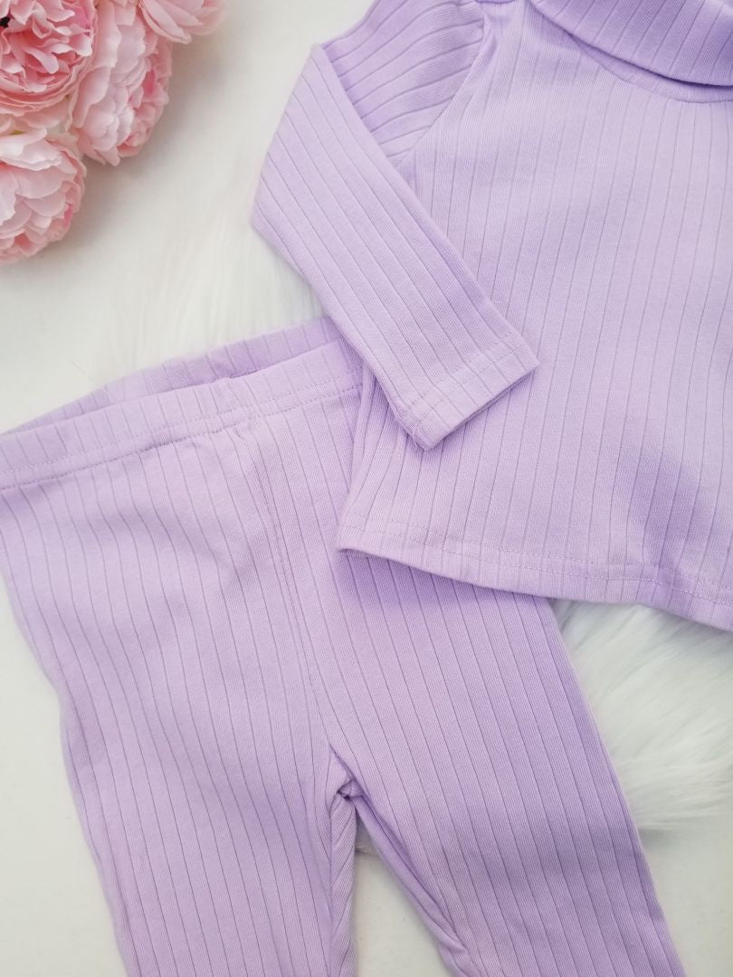 Conjunto de pantalón y suéter de cuello