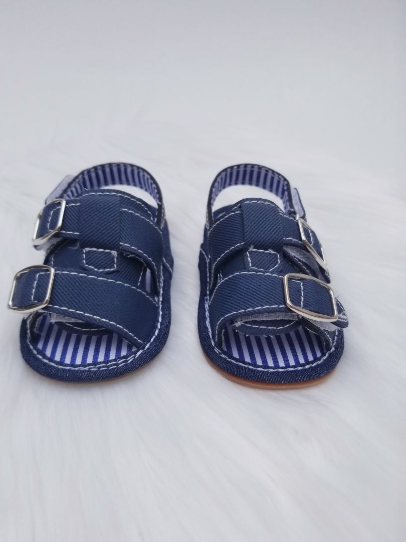 Sandalias de niño con hebillas