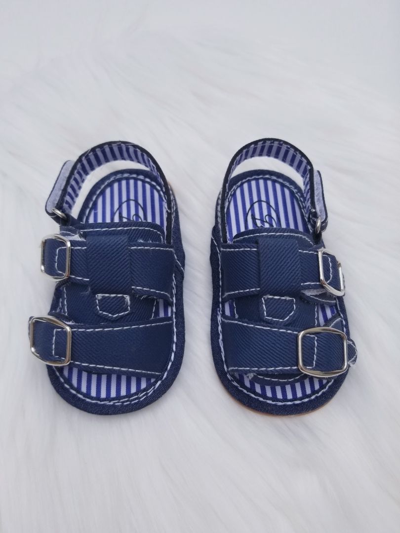 Sandalias de niño con hebillas