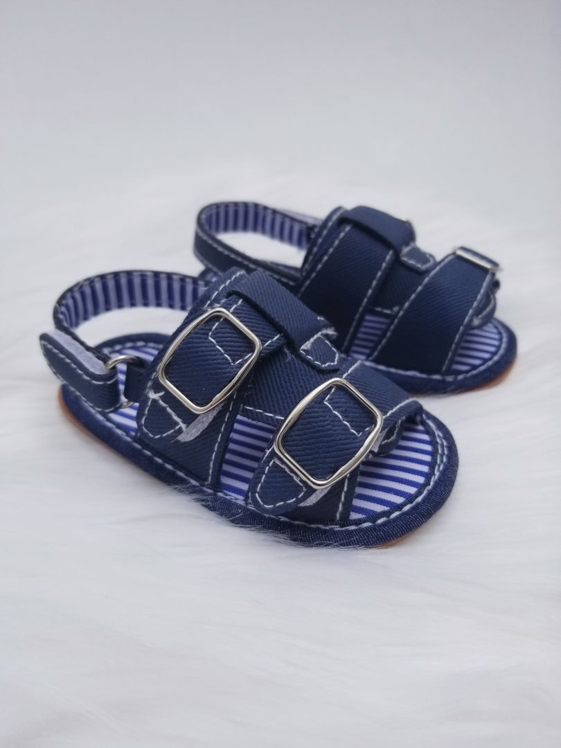 Sandalias de niño con hebillas