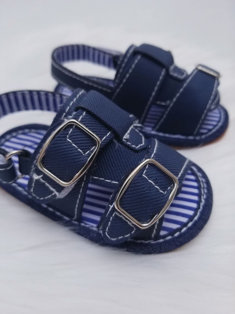 Sandalias de niño con hebillas