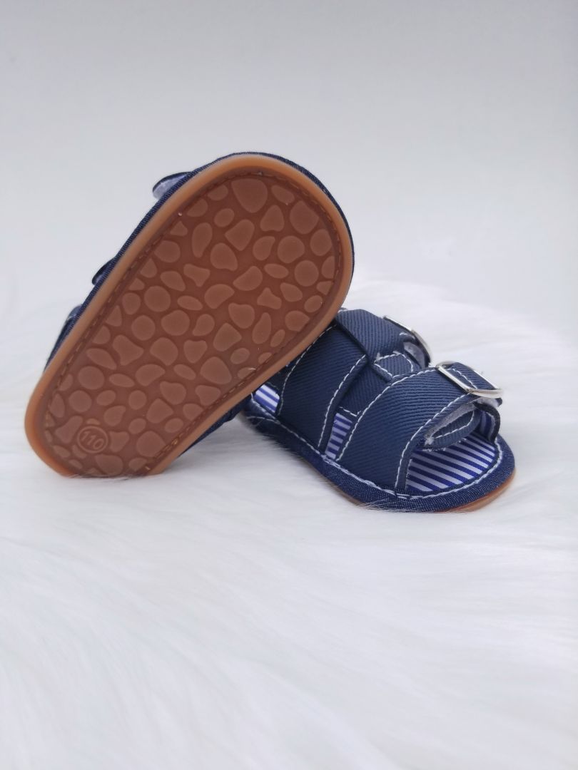 Sandalias de niño con hebillas