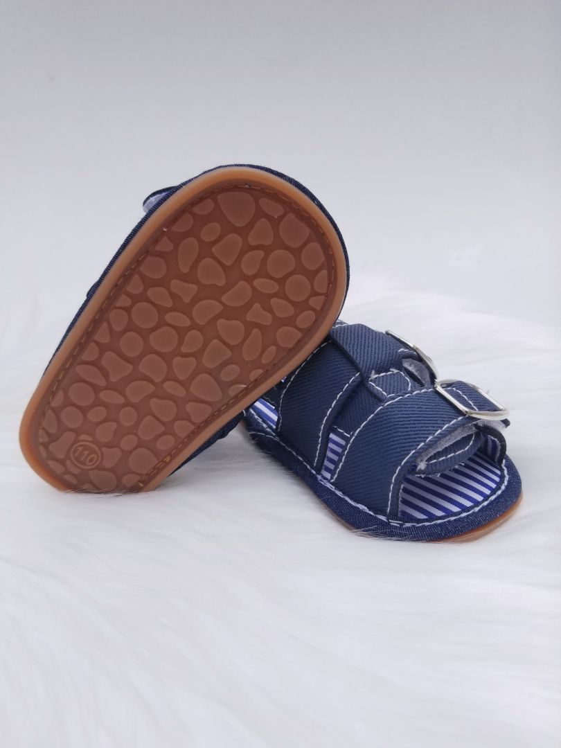Sandalias de niño con hebillas