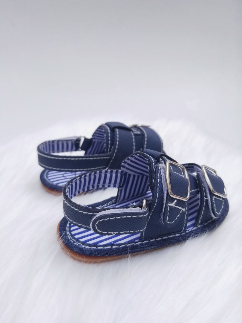 Sandalias de niño con hebillas