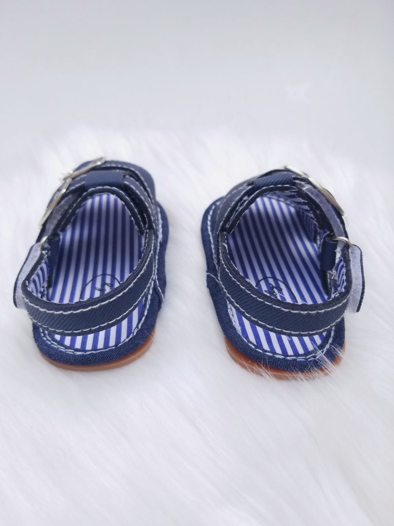 Sandalias de niño con hebillas