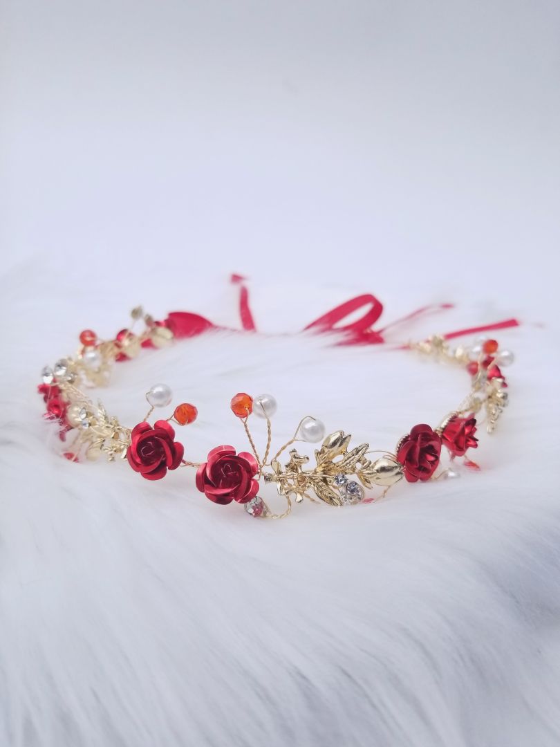Diadema de flores rojas
