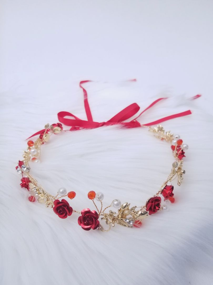 Diadema de flores rojas