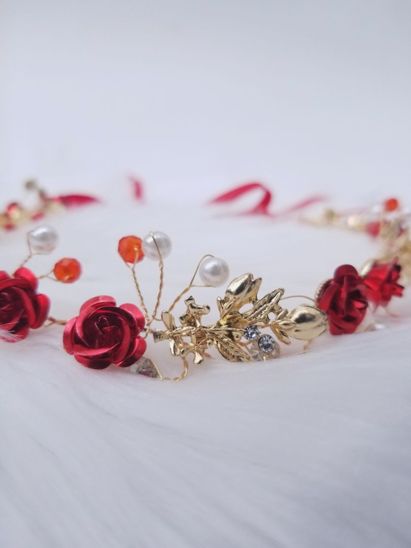 Diadema de flores rojas