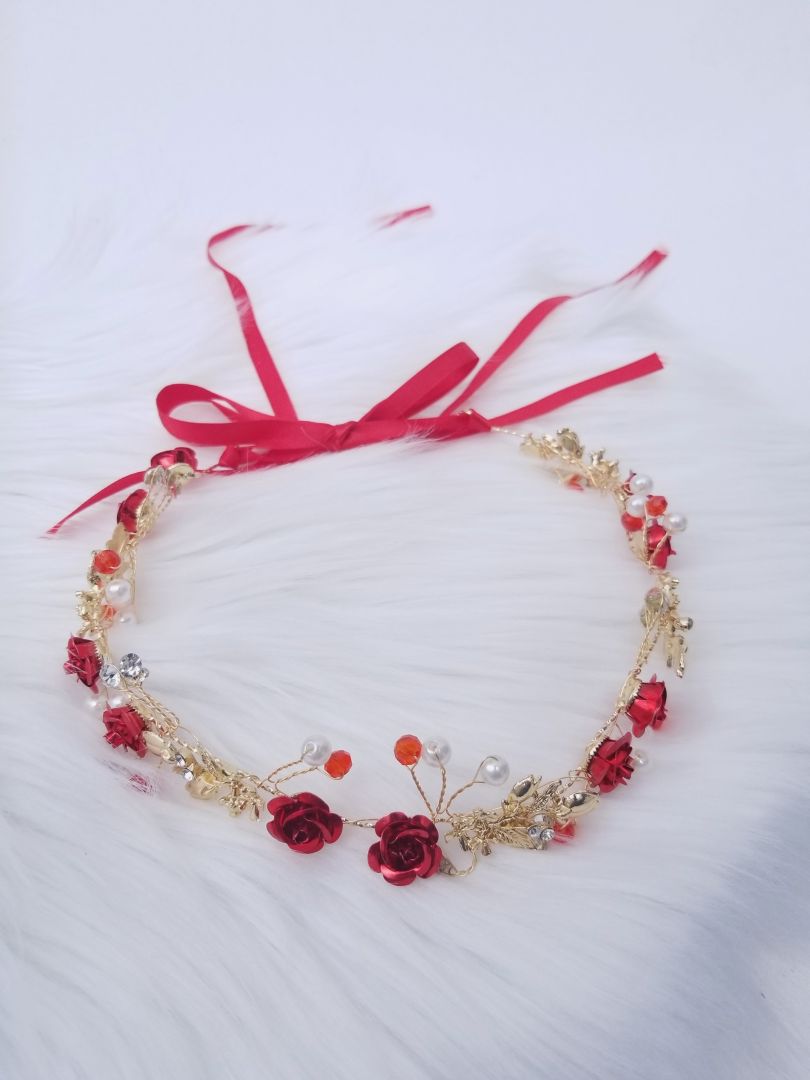 Diadema de flores rojas