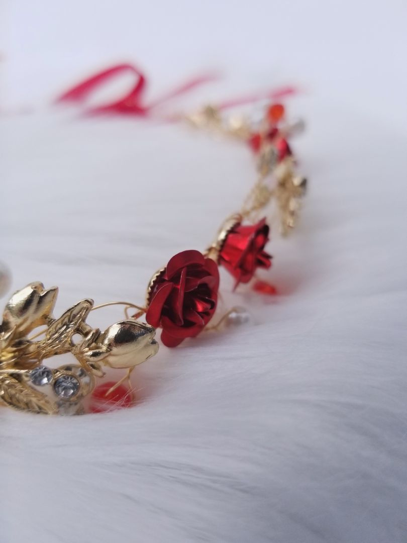 Diadema de flores rojas