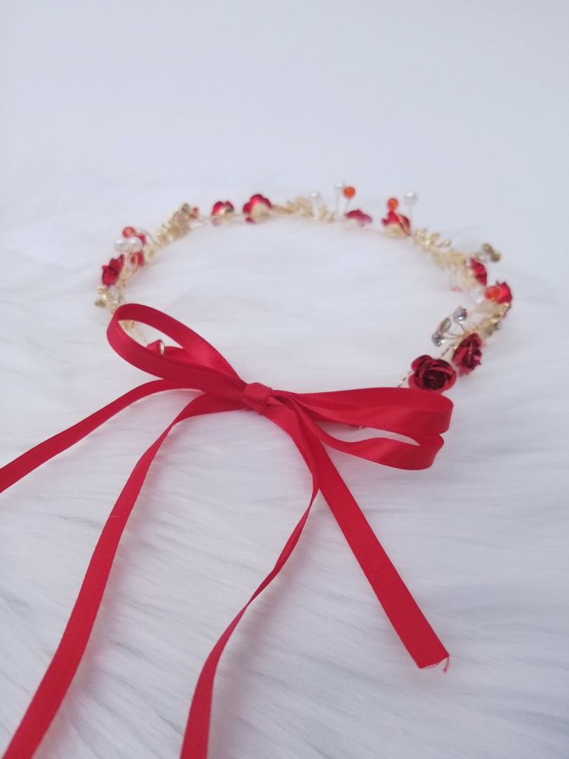 Diadema de flores rojas