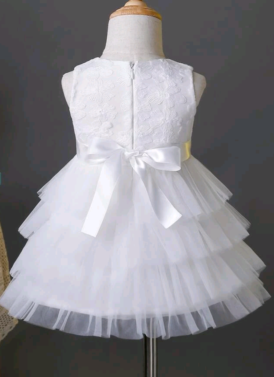 Vestido blanco con capas
