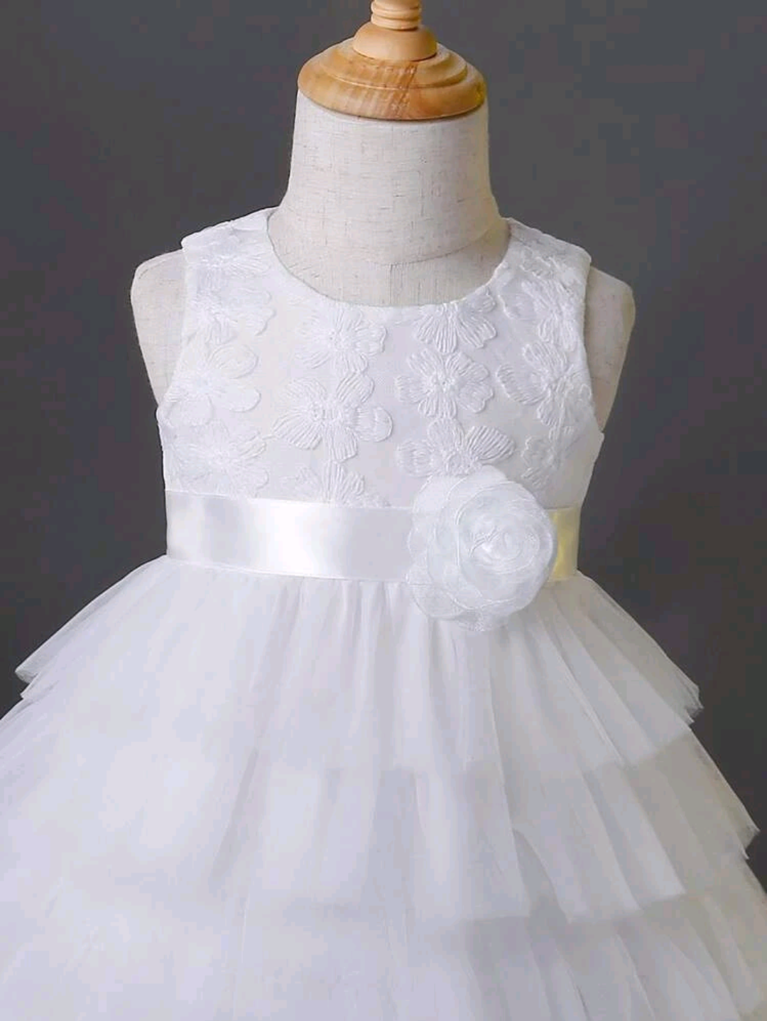 Vestido blanco con capas