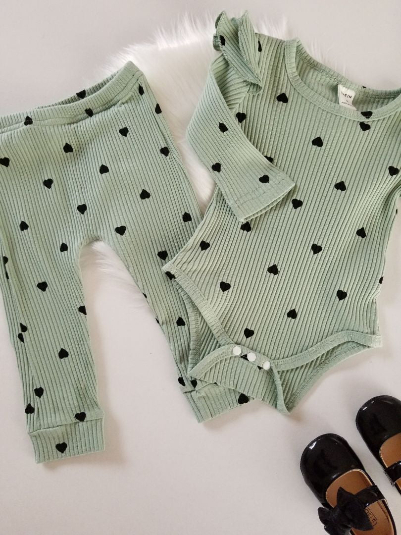 Conjunto estampado de corazones