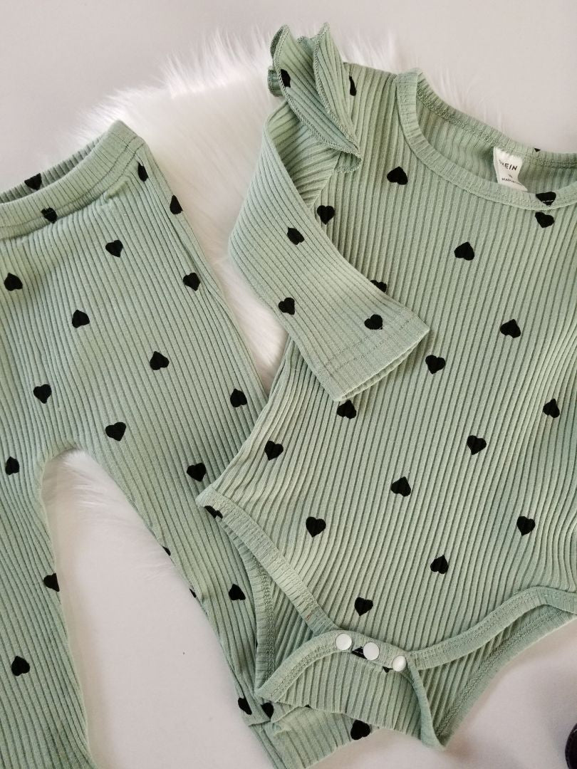 Conjunto estampado de corazones
