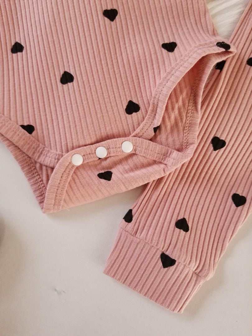 Conjunto estampado de corazones