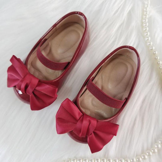 Zapatos de charol con lazo
