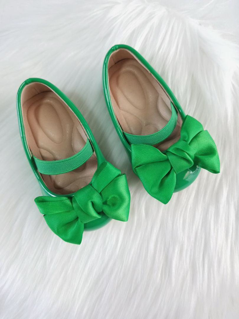 Zapatos de charol con lazo