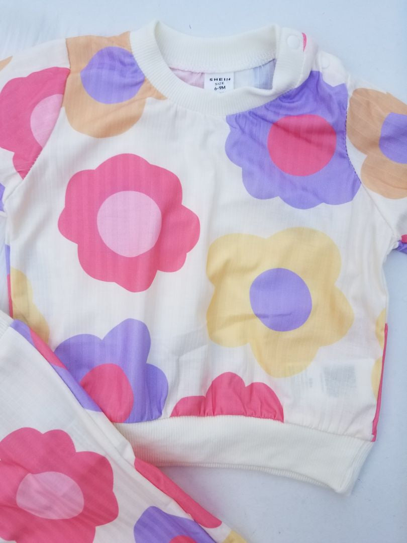 Conjunto floral niña