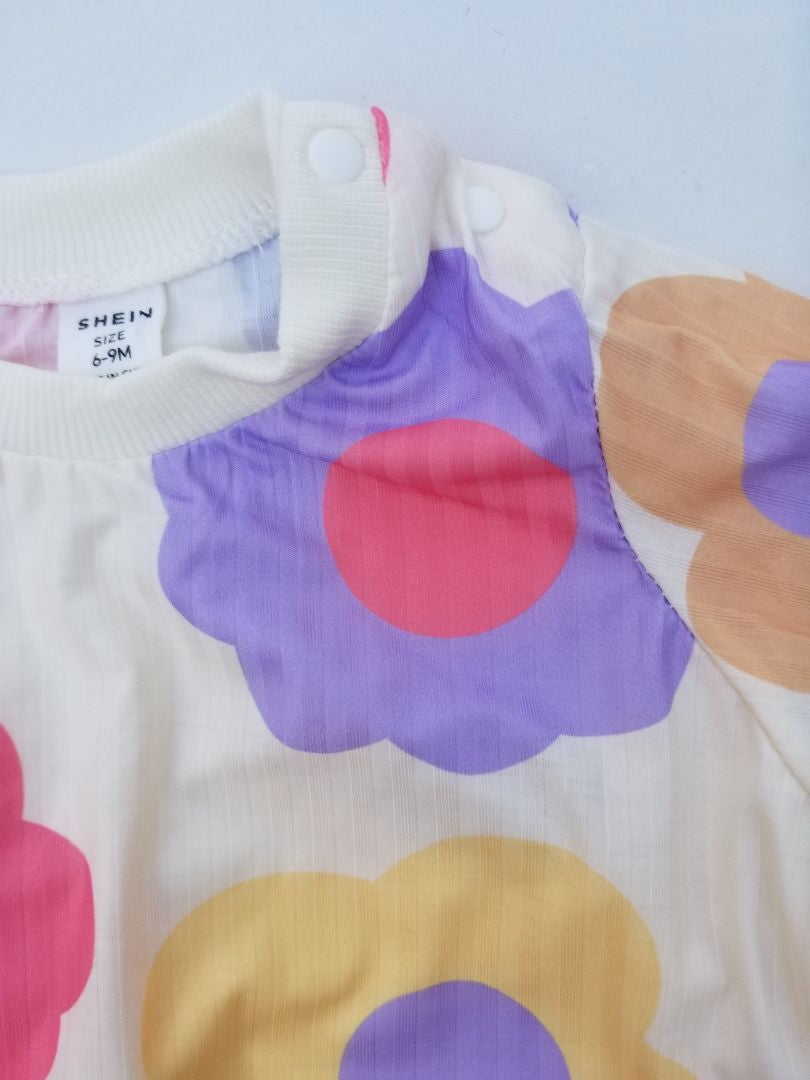 Conjunto floral niña