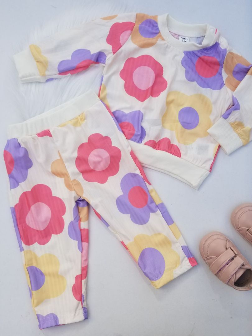 Conjunto floral niña