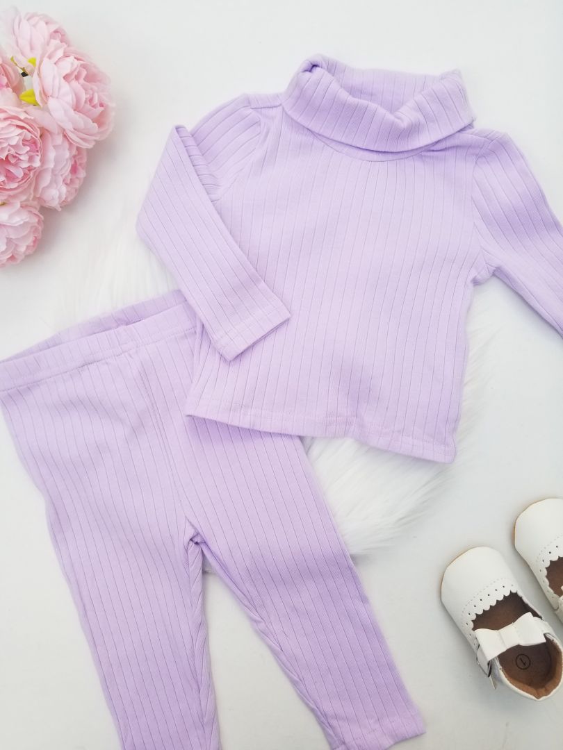 Conjunto de pantalón y suéter de cuello