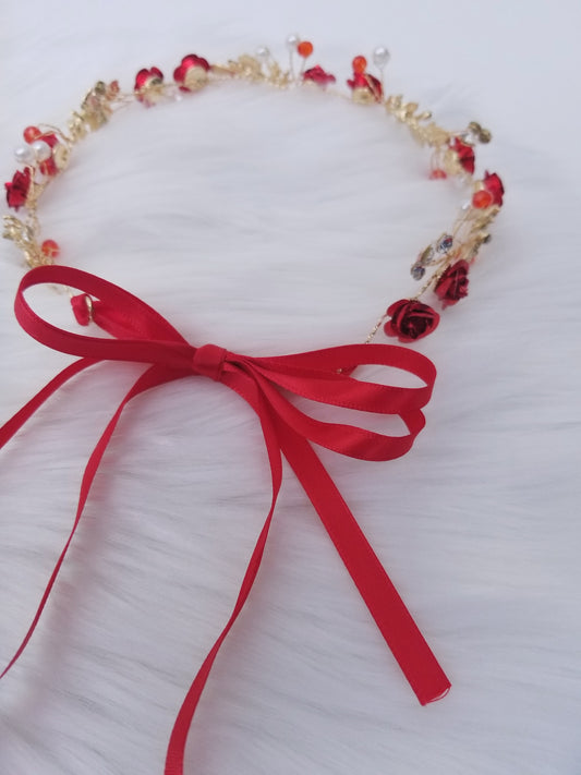 Diadema de flores rojas
