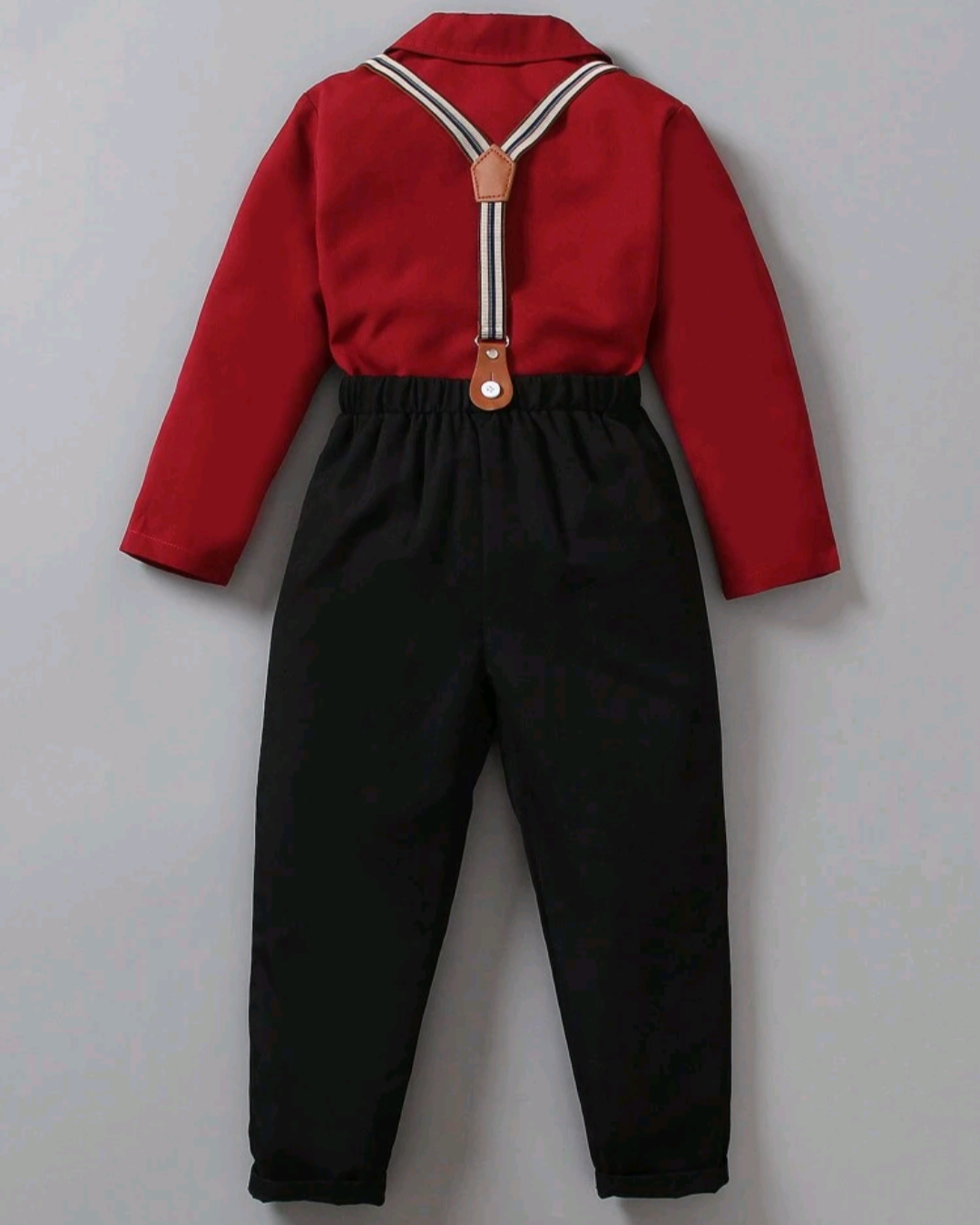 Conjunto de tirantes elegante con camisa roja