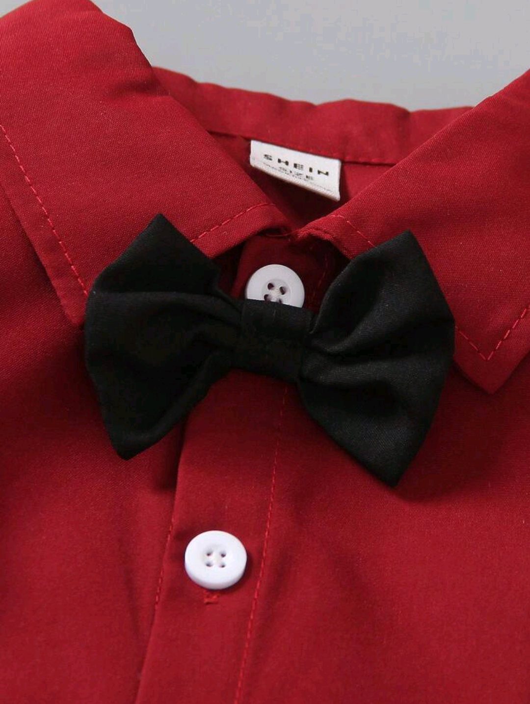 Conjunto de tirantes elegante con camisa roja