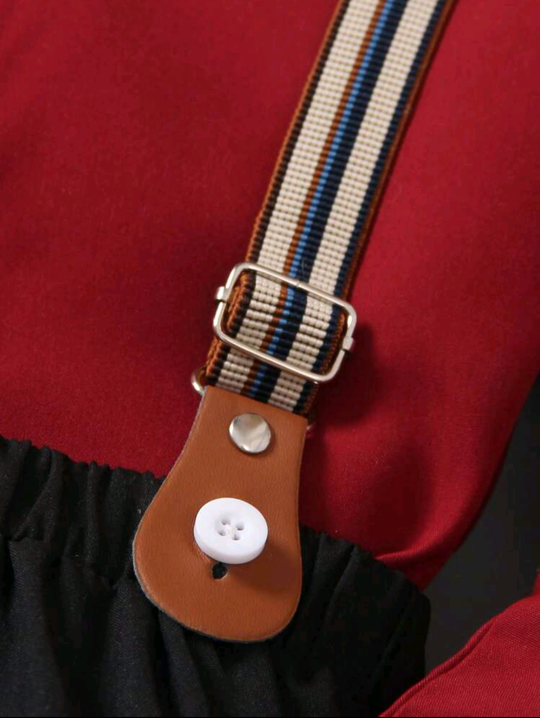 Conjunto de tirantes elegante con camisa roja