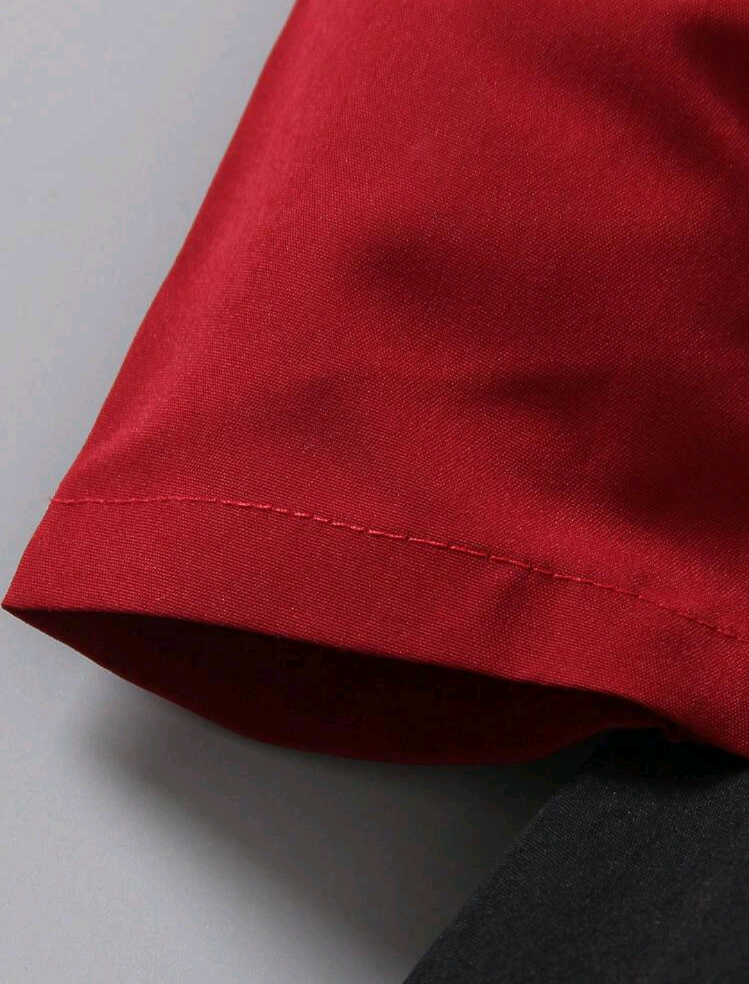 Conjunto de tirantes elegante con camisa roja